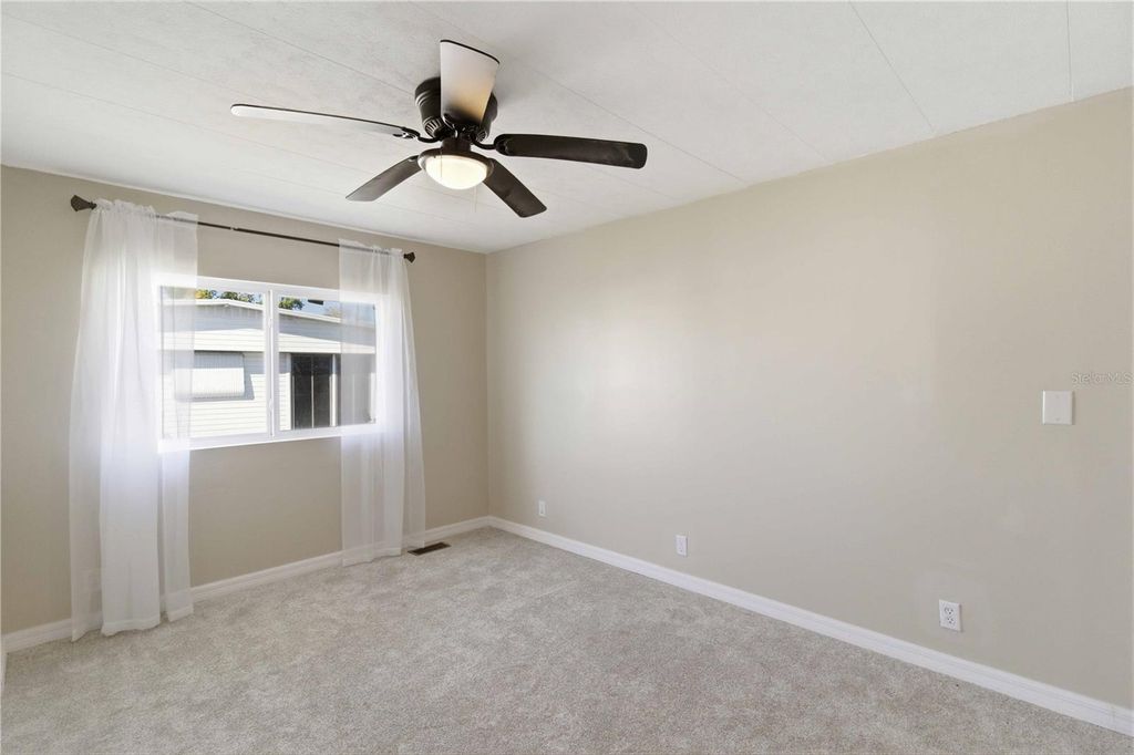 Image 20 of property listing at 203 48TH AVENUE DRIVE W, Bradenton, FL 34207