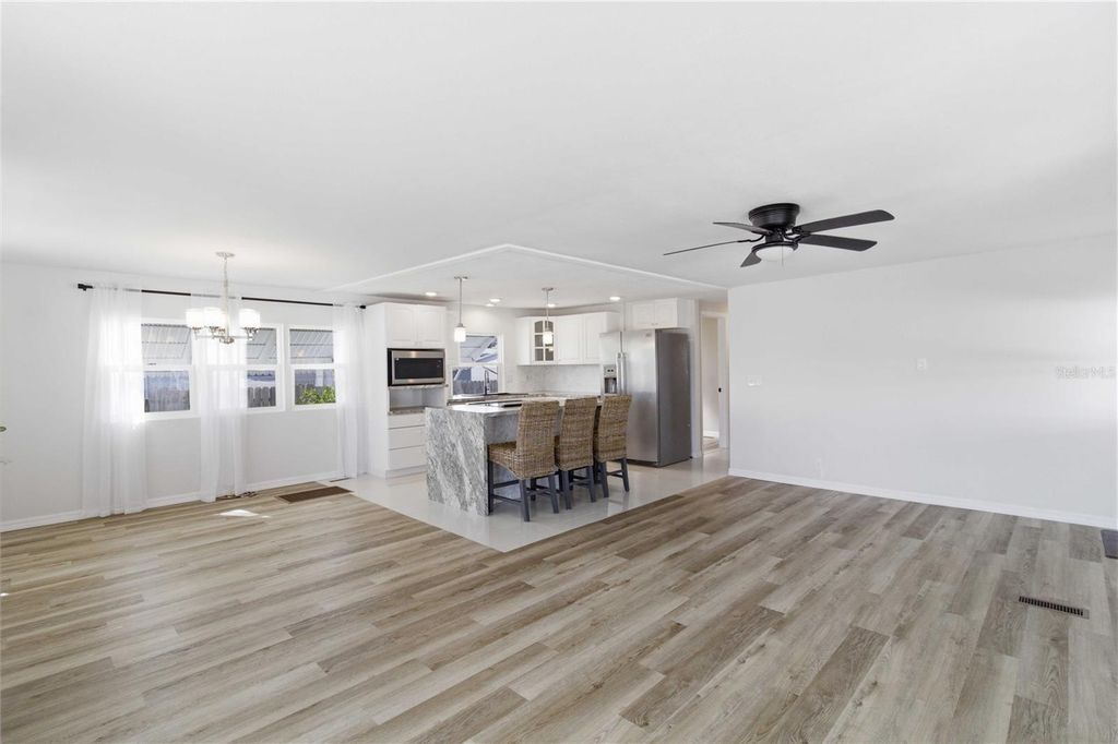 Image 5 of property listing at 203 48TH AVENUE DRIVE W, Bradenton, FL 34207