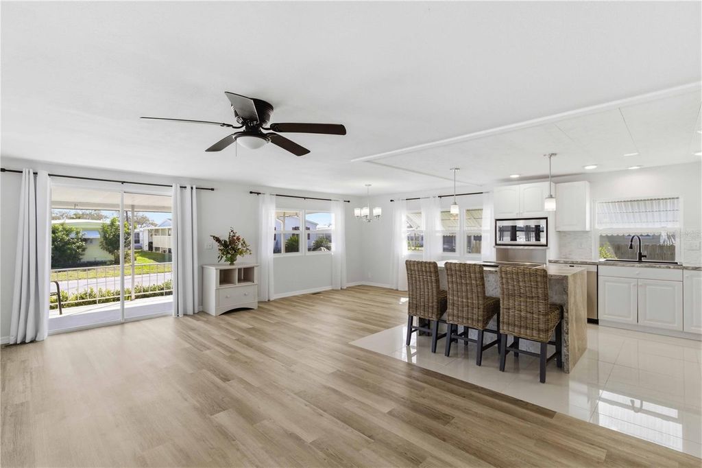 Image 6 of property listing at 203 48TH AVENUE DRIVE W, Bradenton, FL 34207