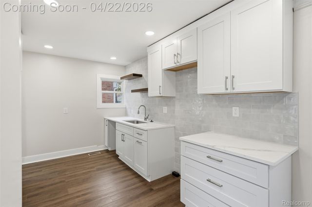 23304 Oak Street, Dearborn, MI 48128