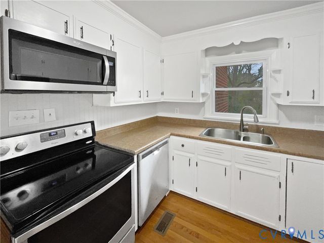 203 Crestwood Dr, Colonial Heights, VA 23834