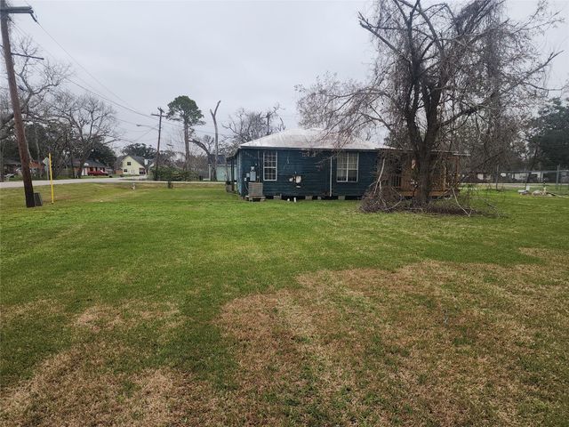 839 Yaupon Street, Clute, TX 77531