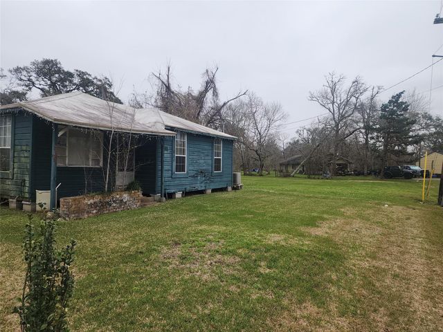 839 Yaupon Street, Clute, TX 77531