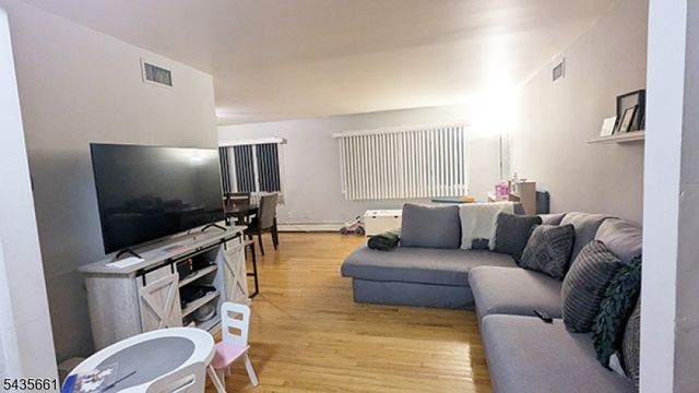 33 William St, Wallington Boro, NJ 07057