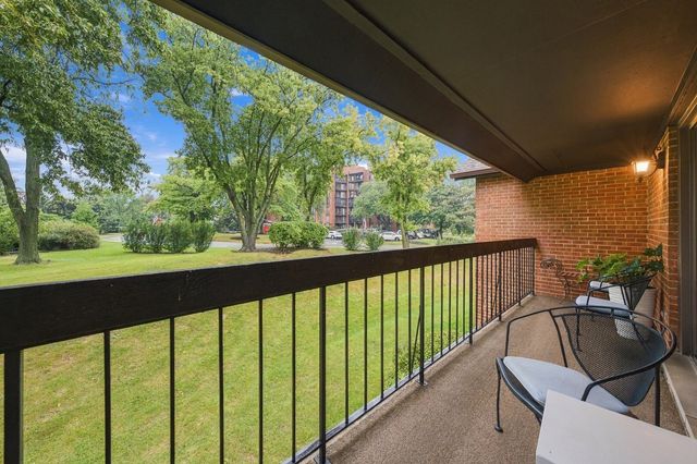 20 Sauk Trail 4, Indian Head Park, IL 60525