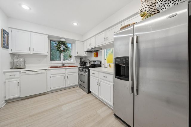 20 Sauk Trail 4, Indian Head Park, IL 60525