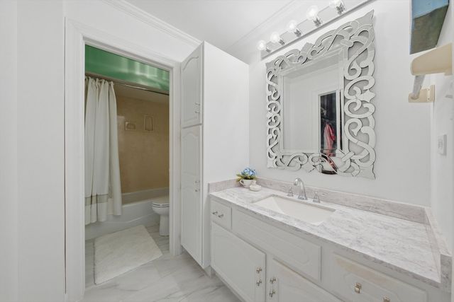 20 Sauk Trail 4, Indian Head Park, IL 60525