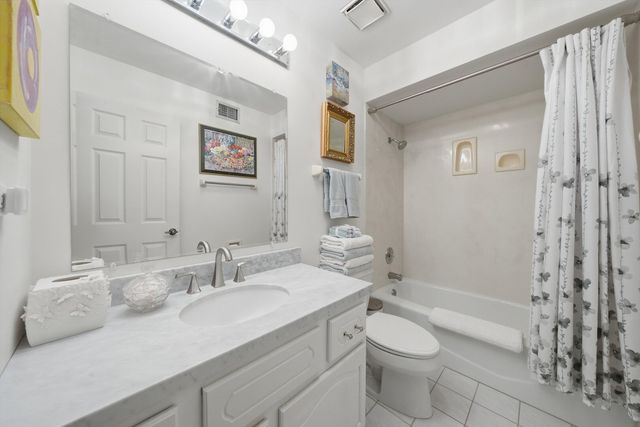 20 Sauk Trail 4, Indian Head Park, IL 60525