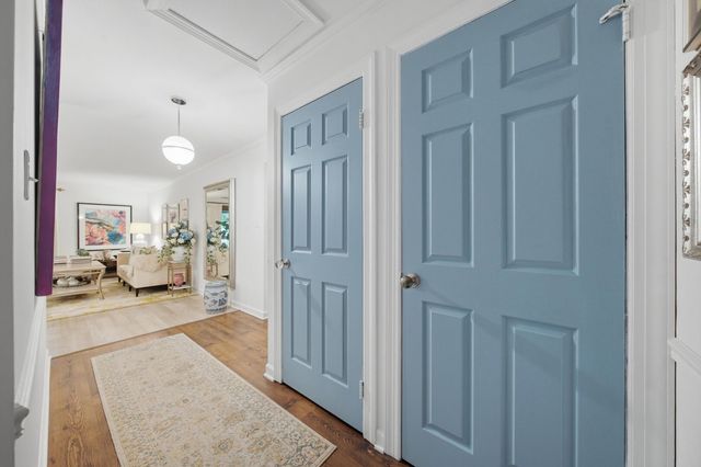 20 Sauk Trail 4, Indian Head Park, IL 60525