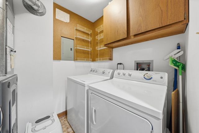 20 Sauk Trail 4, Indian Head Park, IL 60525