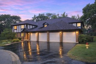 20 Sauk Trail 4, Indian Head Park, IL 60525