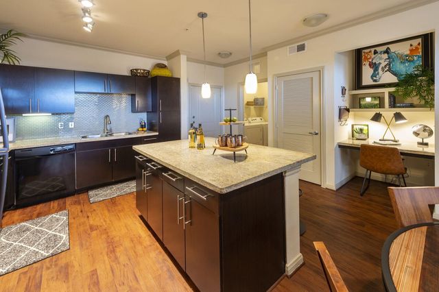 8877 Lakes At 610 Drive 251, Houston, TX 77054