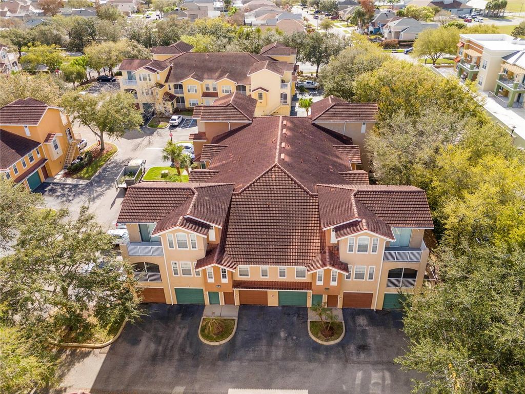 Image 9 of property listing at 12102 POPPY FIELD LANE 107, Orlando, FL 32837