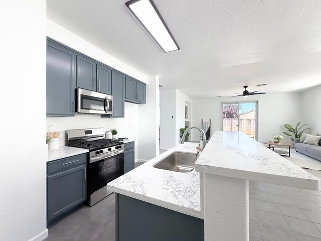 1677 Brookglen Dr, Olivehurst, CA 95961