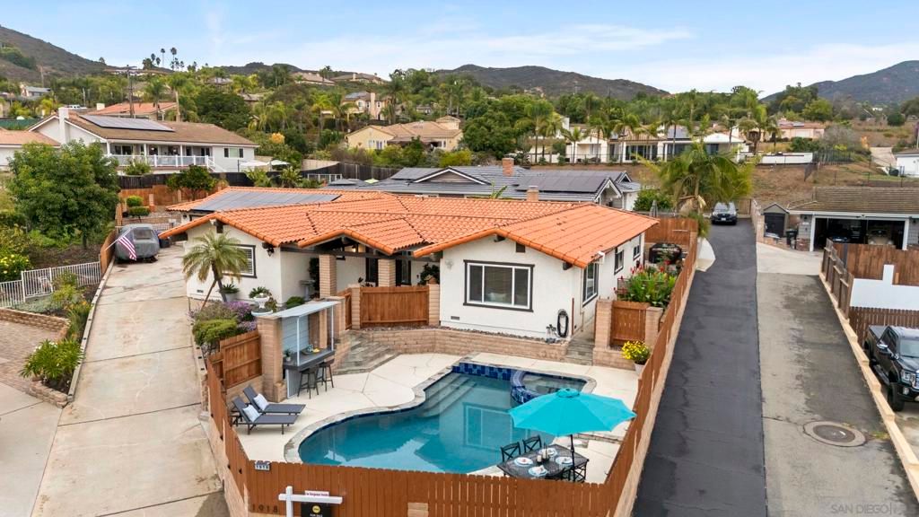 Image 1 of property listing at 1918 Odell Cir, Vista, CA 92084