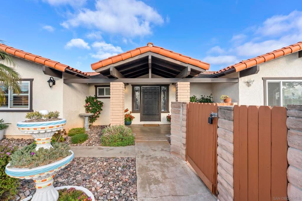 Image 2 of property listing at 1918 Odell Cir, Vista, CA 92084