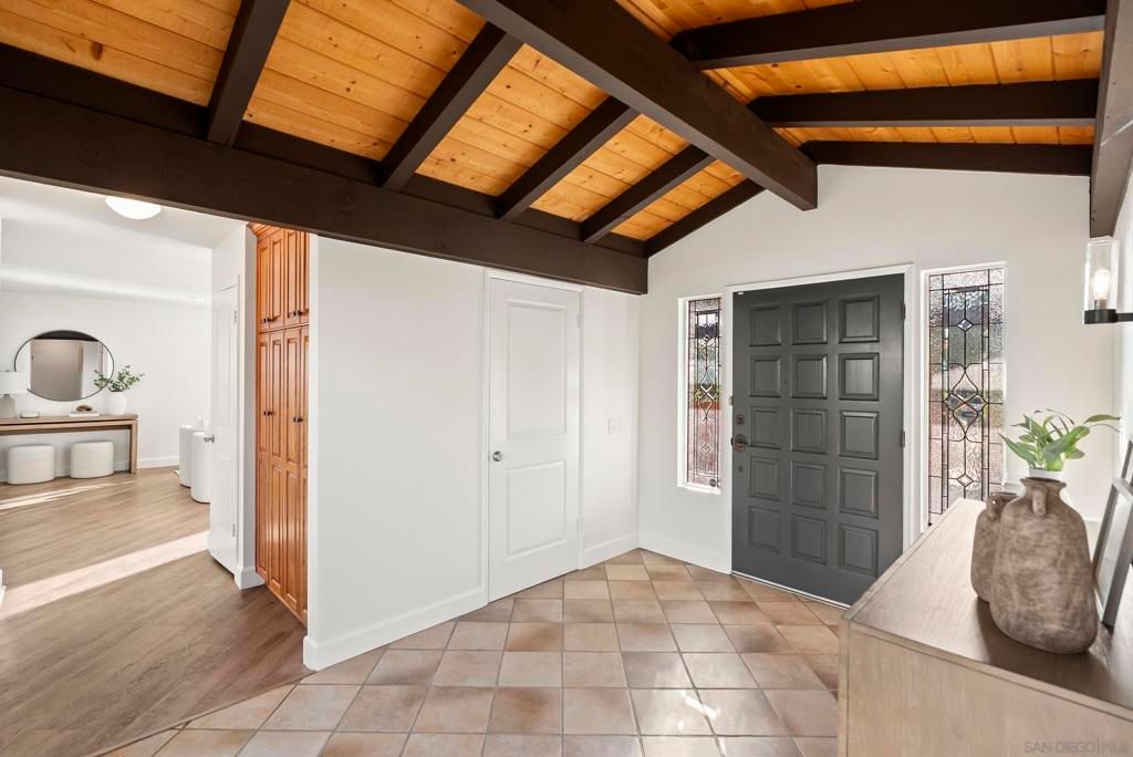 Image 3 of property listing at 1918 Odell Cir, Vista, CA 92084