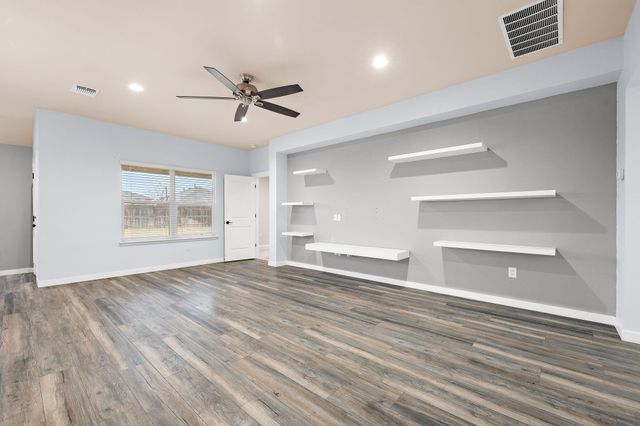 221 Camellia DR, Hutto, TX 78634