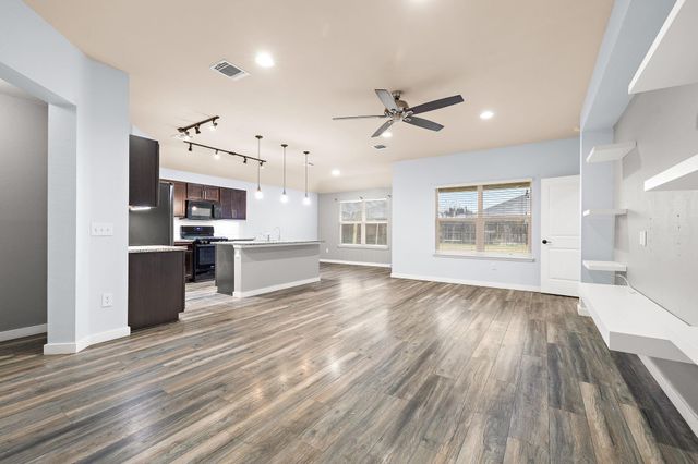 221 Camellia DR, Hutto, TX 78634