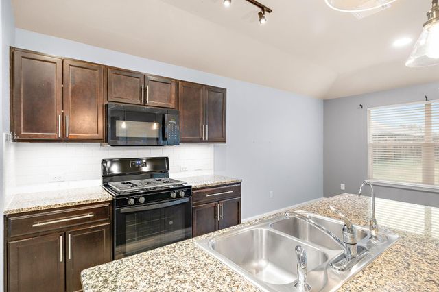221 Camellia DR, Hutto, TX 78634