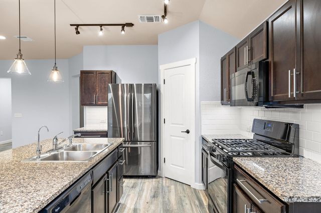 221 Camellia DR, Hutto, TX 78634
