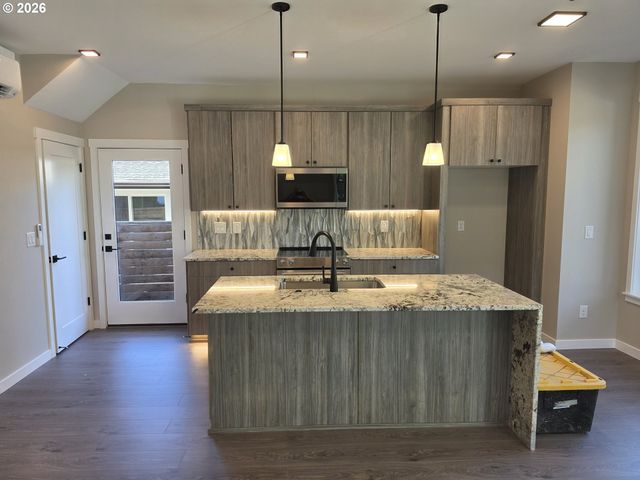 4836 Se Monroe Ave C, Milwaukie, OR 97222