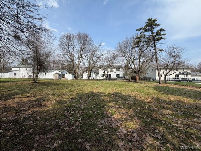 10151 Pineledge Drive South, Clarence, NY 14031
