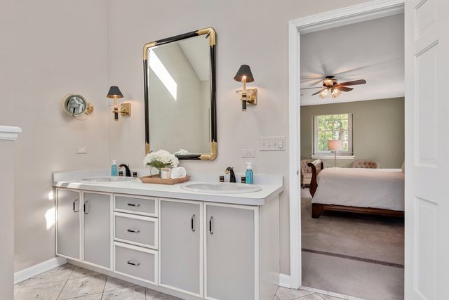 1378 Colonial Square, Wheaton, IL 60189