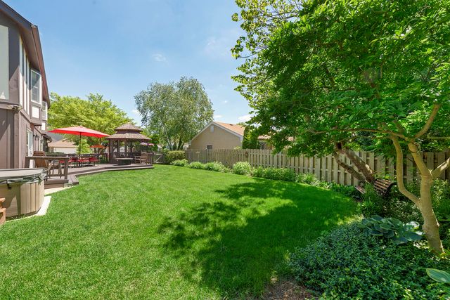 1378 Colonial Square, Wheaton, IL 60189