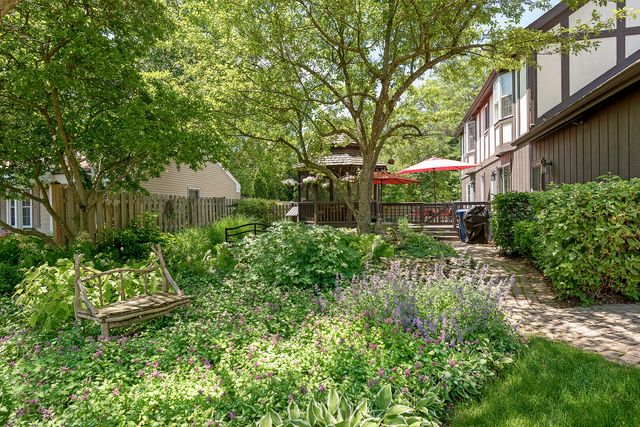 1378 Colonial Square, Wheaton, IL 60189