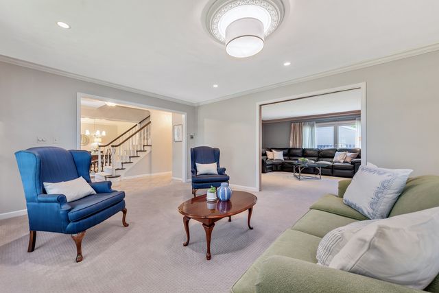 1378 Colonial Square, Wheaton, IL 60189