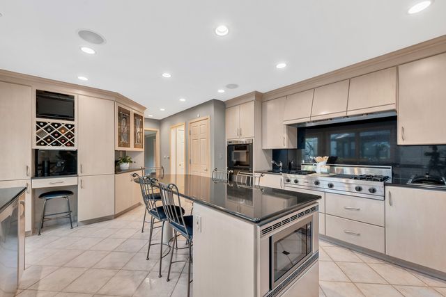 1378 Colonial Square, Wheaton, IL 60189