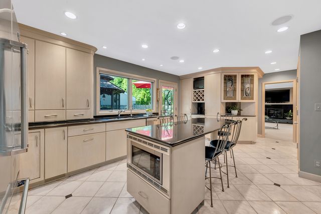 1378 Colonial Square, Wheaton, IL 60189