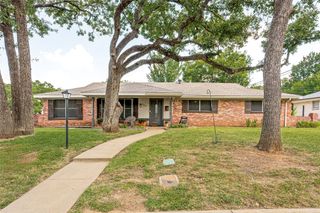 5024 Fall River Drive, Fort Worth, TX 76103