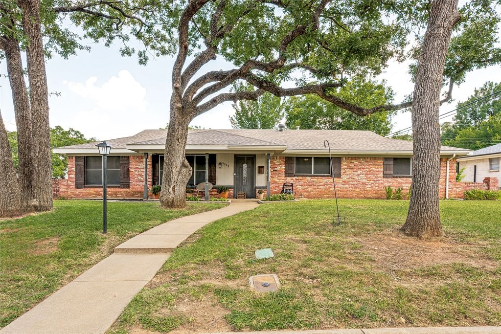 5024 Fall River Drive, Fort Worth, TX 76103