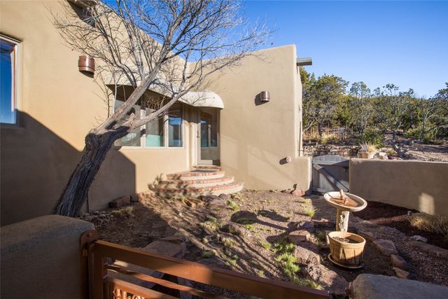 1301 Hummingbird Court, Santa Fe, NM 87501