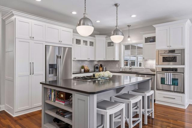 238 Broadway Avenue N, Wayzata, MN 55391