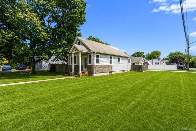 568 N Wellwood Avenue, Lindenhurst, NY 11757
