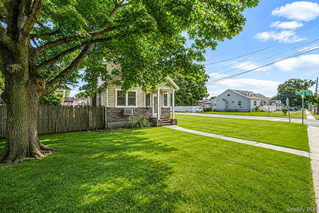 568 N Wellwood Avenue, Lindenhurst, NY 11757