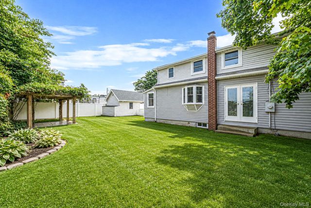 568 N Wellwood Avenue, Lindenhurst, NY 11757