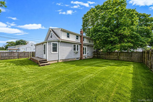568 N Wellwood Avenue, Lindenhurst, NY 11757