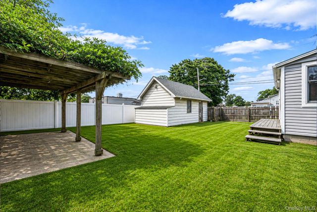 568 N Wellwood Avenue, Lindenhurst, NY 11757