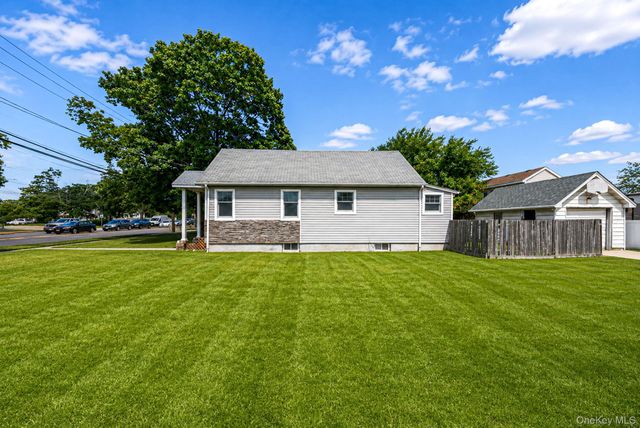 568 N Wellwood Avenue, Lindenhurst, NY 11757