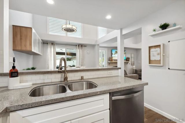 6951 Quiet Cove Dr, Carlsbad, CA 92011