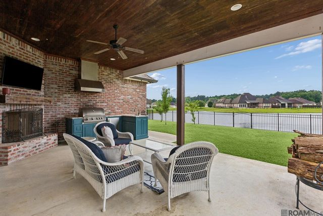 16094 Redstone Dr, Pride, LA 70770