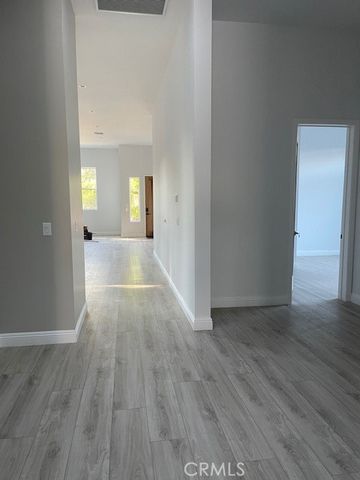 22520 Clarendon Street, Woodland Hills (los Angeles), CA 91367