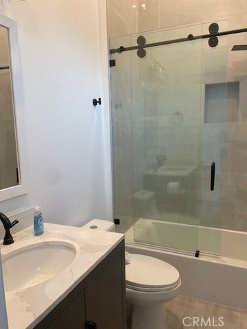 22520 Clarendon Street, Woodland Hills (los Angeles), CA 91367