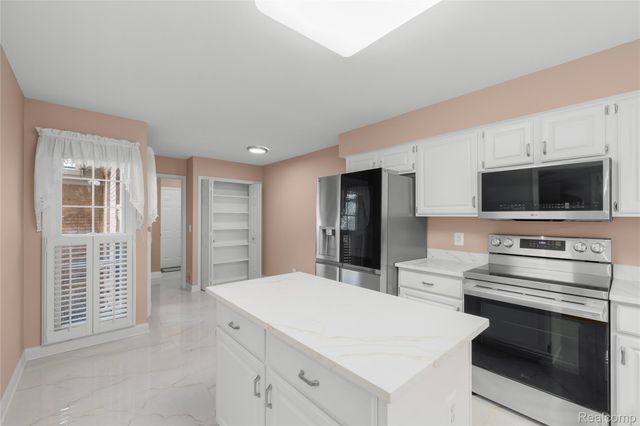 16252 Country Knoll Drive, Northville Township, MI 48168