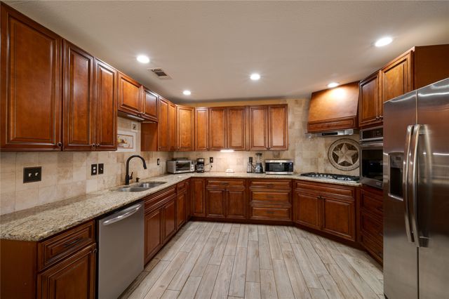 710 County Road 232, Collinsville, TX 76233