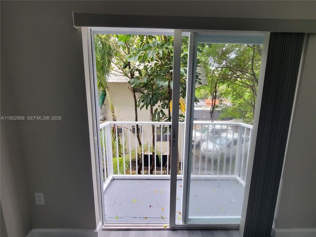 853 SW 2nd St 207, Miami, FL 33130